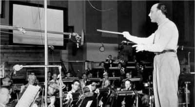 Johnny Green dirigiendo la orquesta