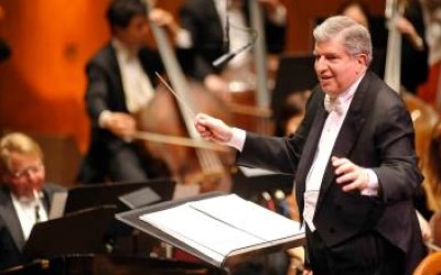 Marvin-Hamlisch-conduciendo-una-orquesta